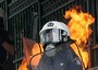 Un poliziotto ad Atene durante gli scontri seguiti ad una manifestazione contro le misure di austerita' il 5 maggio