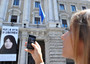 Il manifesto in difesa di Sakineh esposto in piazza Colonna a Roma