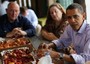 Barack Obama mangia gamberi durante un incontro della gente del posto in Louisiana a giugno