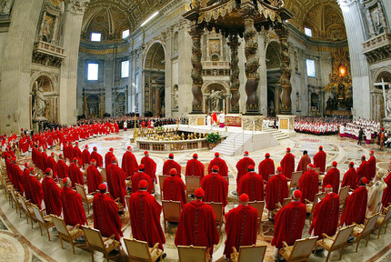 I cardinali vestiti con i paramenti rossi per partecipare alla messa solenne 'pro eligendo pontifice' che ha aperto i riti del conclave per l'elezione del successore di Giovanni Paolo II il 18 aprile 2005