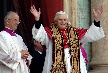 Benedetto XVI dopo l'elezione