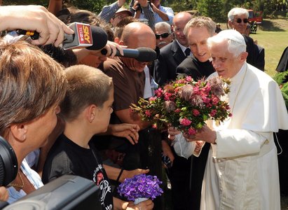 Benedetto XVI con dei fiori ad Aosta