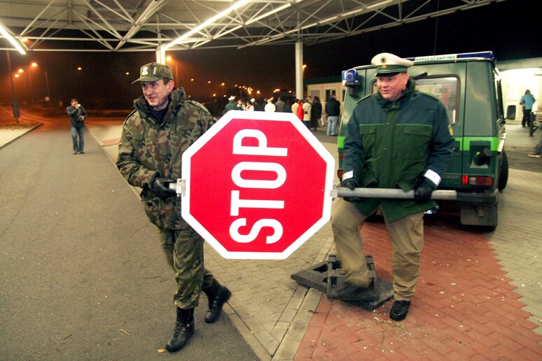 Polícia na área de Schengen - TODOS OS DIREITOS RESERVADOS