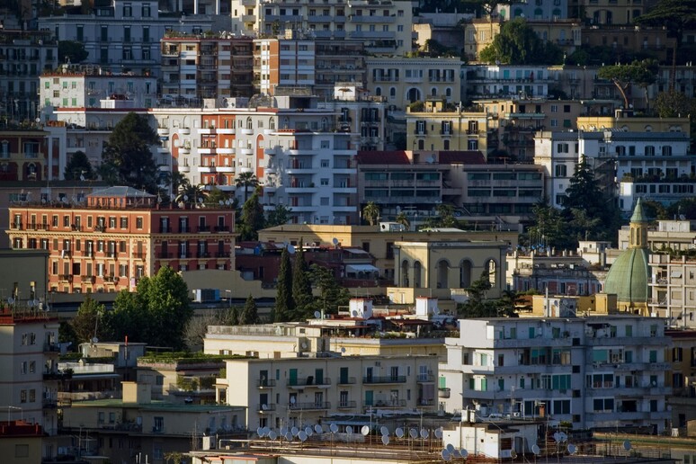 Panoramica di palazzi e case a Napoli - RIPRODUZIONE RISERVATA