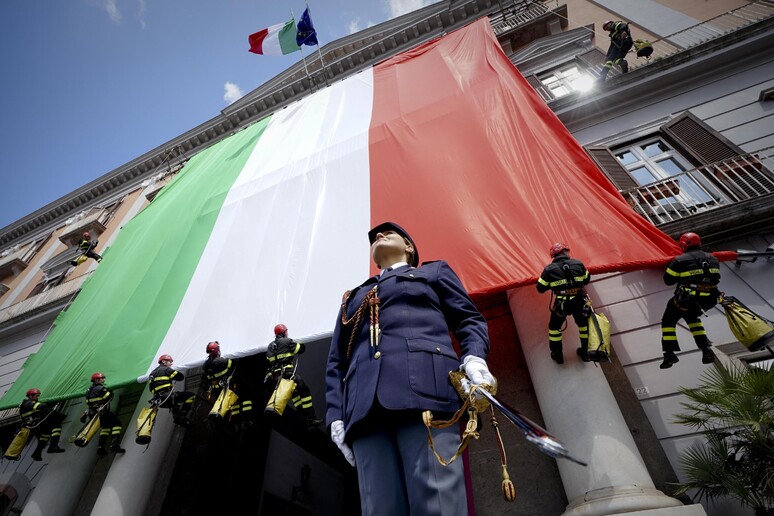 Bandeira italiana na fachada de prédio em Nápoles, sul do país © ANSA/ANSA/CIRO FUSCO