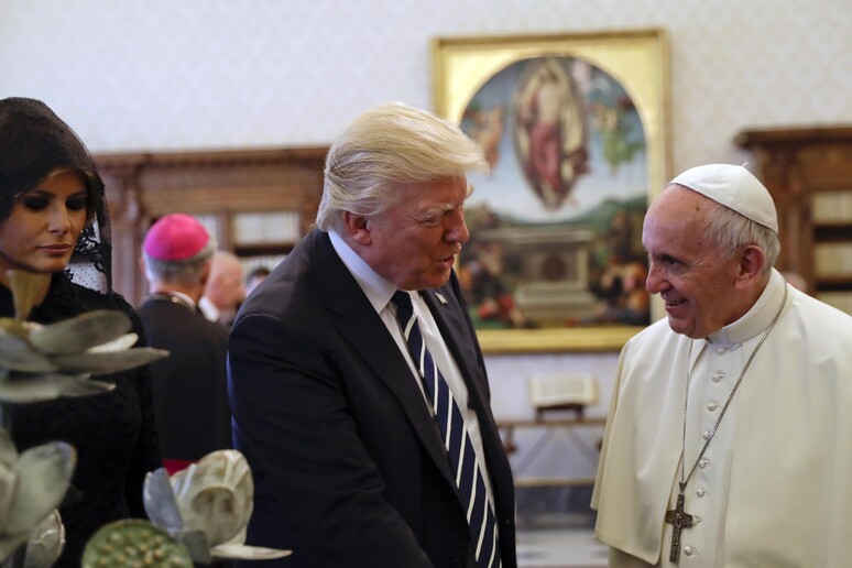 Donald Trump e papa Francisco durante encontro no Vaticano, em maio de 2017 - TODOS OS DIREITOS RESERVADOS