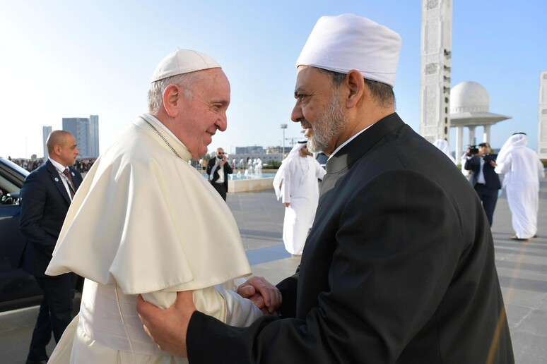 Papa Francisco com Ahmed el-Tayeb durante viagem aos Emirados Árabes, em fevereiro de 2019 © ANSA/EPA