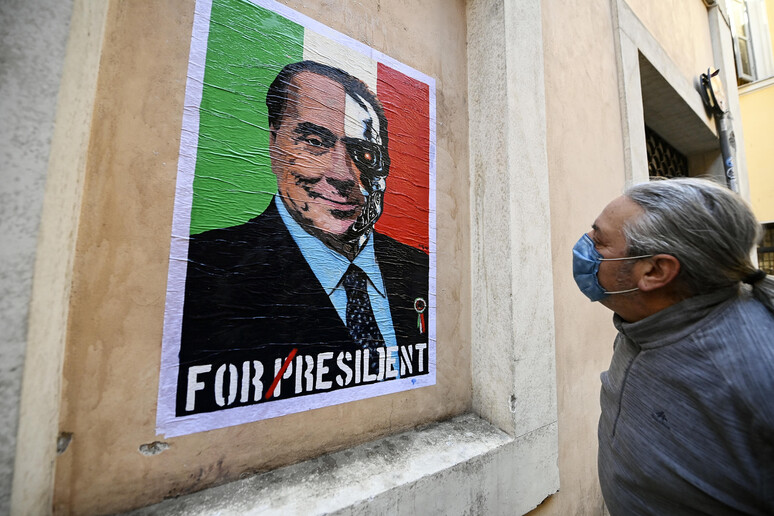 Mural em Roma ironiza candidatura de Berlusconi a presidente - TODOS OS DIREITOS RESERVADOS