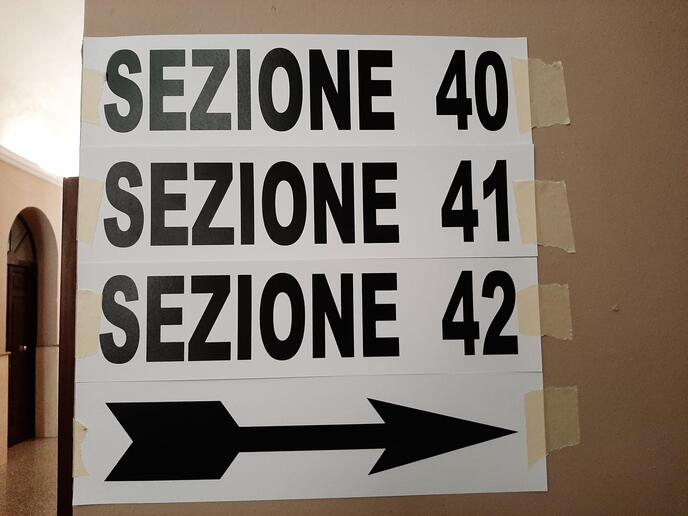 Le indicazioni per un seggio elettorale - RIPRODUZIONE RISERVATA