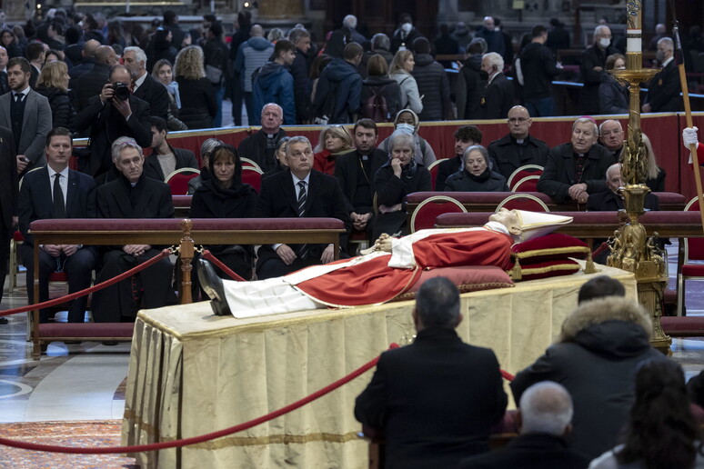 Corpo de Bento XVI exposto na Basílica de São Pedro durante funeral - TODOS OS DIREITOS RESERVADOS