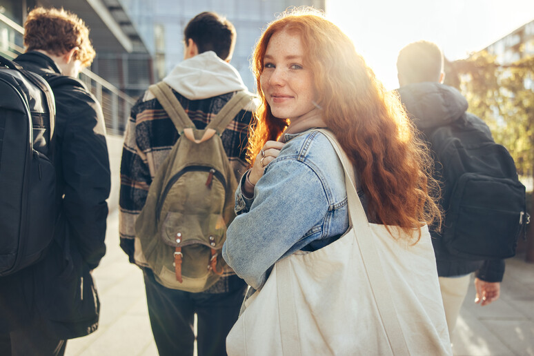 Una adolescente foto iStock. - RIPRODUZIONE RISERVATA