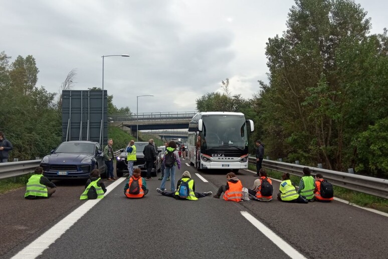 Attivisti Ultima Generazione bloccano tratto tangenziale Bologna -     RIPRODUZIONE RISERVATA