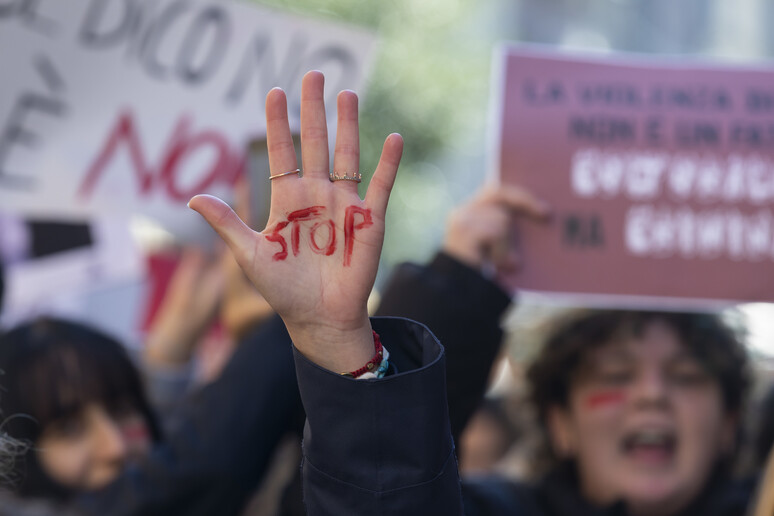 Manifestação em Ravenna, na Itália, contra violência de gênero - TODOS OS DIREITOS RESERVADOS