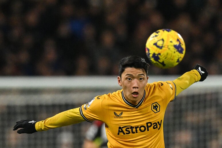 Hwang Hee-chan optou em seguir no gramado defendendo a equipe britânica © ANSA/AFP