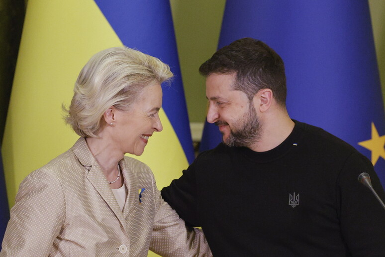 Os presidentes da Comissão Europeia, Ursula von der Leyen, e da Ucrânia, Volodymyr Zelensky - TODOS OS DIREITOS RESERVADOS