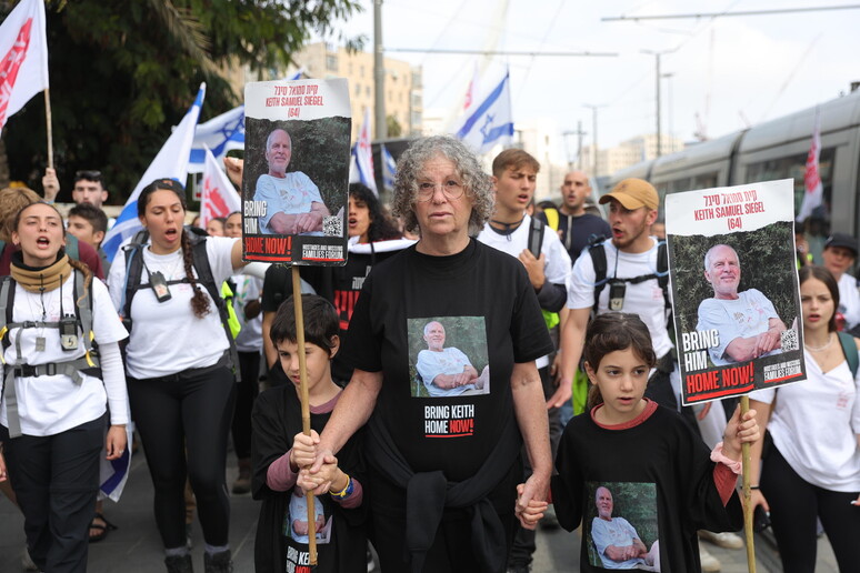 Aviva Siegel (ao centro) participa de marcha por libertação de reféns em Jerusalém © ANSA/EPA