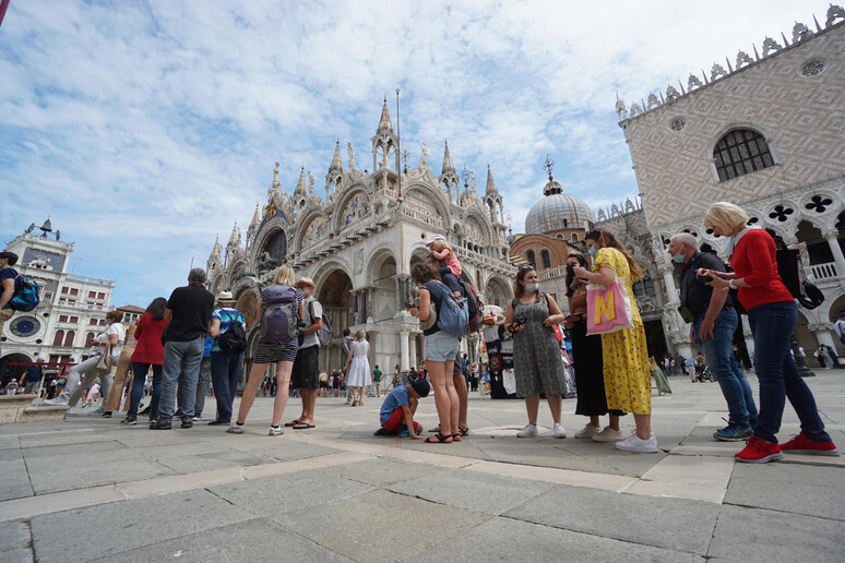 Turistas diante da Basílica de San Marco, em Veneza - TODOS OS DIREITOS RESERVADOS