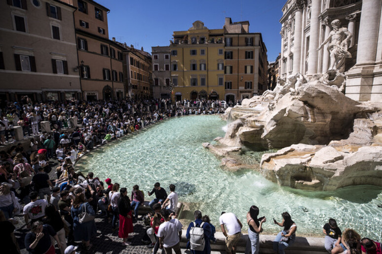 Turisti in centro a Roma - RIPRODUZIONE RISERVATA