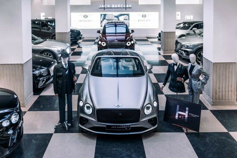 La sartoria è su misura per la nuova serie Bentley Huntsman - RIPRODUZIONE RISERVATA