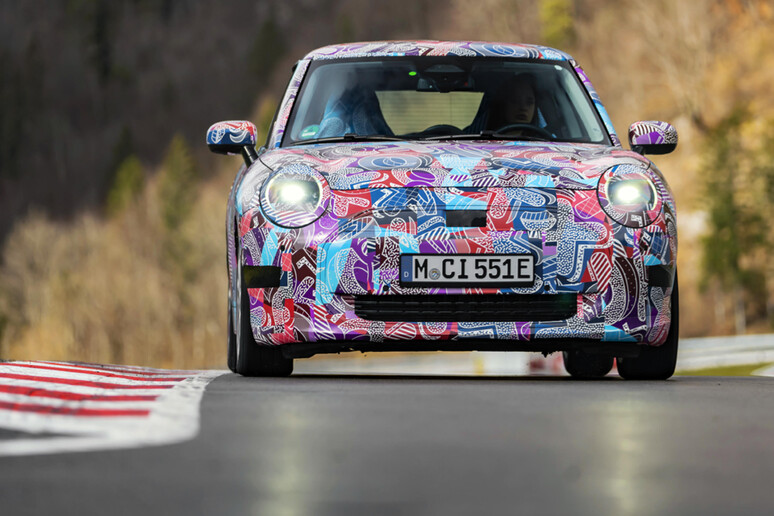 Mini Cooper SE 2024, test per confermare tutte le  'emozioni ' © ANSA/Mini Bmw Group