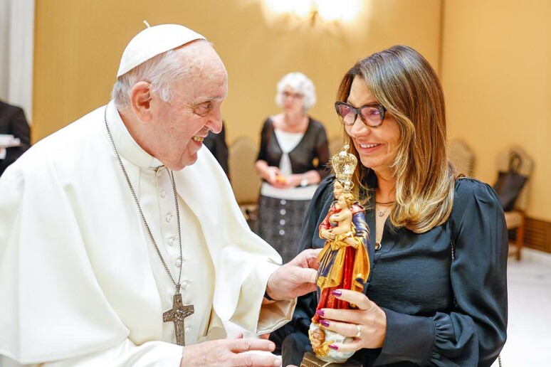 Janja entrega estátua de Nossa Senhora de Nazaré ao Papa durante encontro no Vaticano © ANSA/Ricardo Stuckert