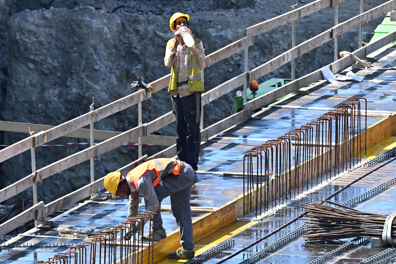 Trabalhadores em um canteiro de obras em Gênova, noroeste da Itália - TODOS OS DIREITOS RESERVADOS