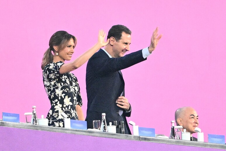 Asma al-Assad ao lado de Bashar al-Assad em foto de 2023 © ANSA/AFP