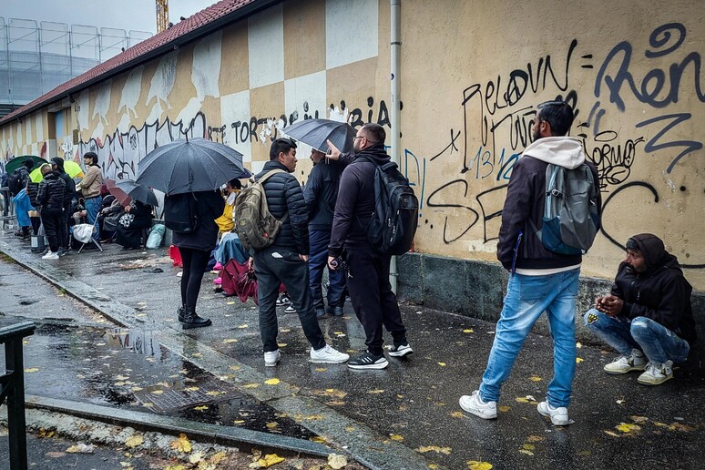 Estrangeiros aguardam em fila para agência de imigração em Turim - TODOS OS DIREITOS RESERVADOS