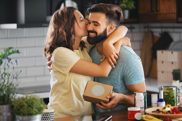 Un regalo a sorpresa tra due giovani foto iStock. - RIPRODUZIONE RISERVATA