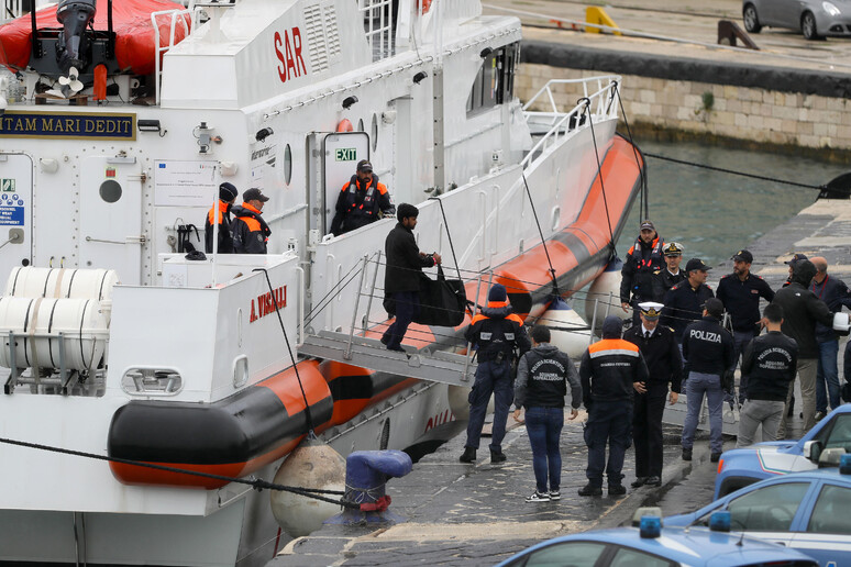 Migrantes deixaram a embarcação das autoridades italianas "assustados e em estado de choque" - TODOS OS DIREITOS RESERVADOS