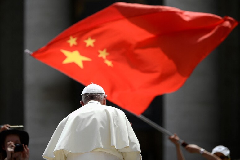 Papa com bandeira da China ao fundo durante audiência geral em 2019 © ANSA/AFP