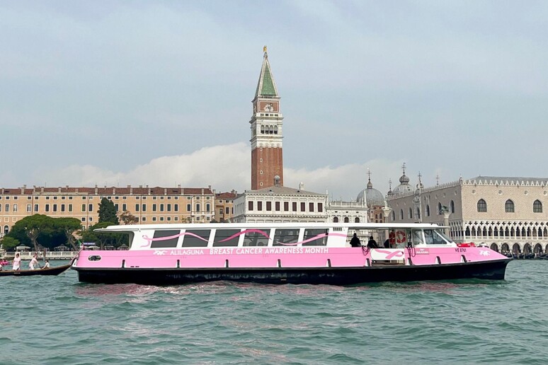 Vaporetto em Veneza em foto de arquivo - TODOS OS DIREITOS RESERVADOS