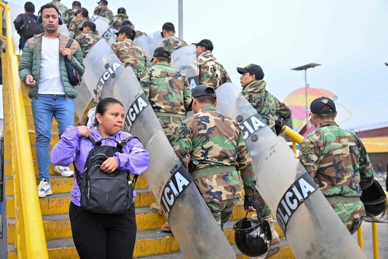 Patrulha policial durante greve dos transportes em Lima, capital do Peru © ANSA/AFP