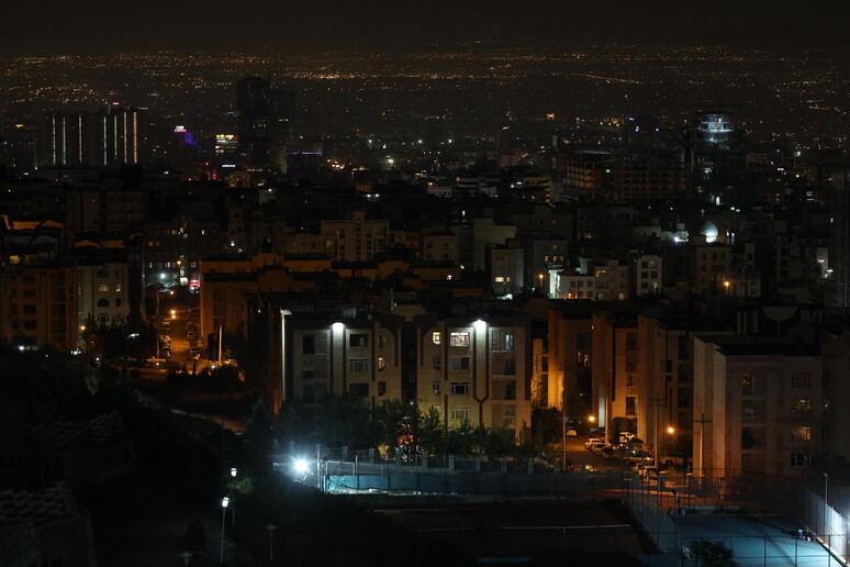 Vista aérea de Teerã, capital do Irã, na madrugada deste sábado (26) © ANSA/EPA