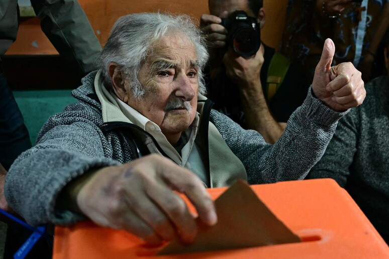 Mujica foi um dos primeiros a votar nesta manhã © ANSA/AFP