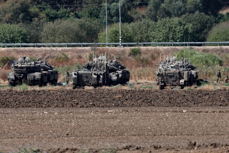 Tanques israelenses perto da fronteira com o Líbano - TODOS OS DIREITOS RESERVADOS