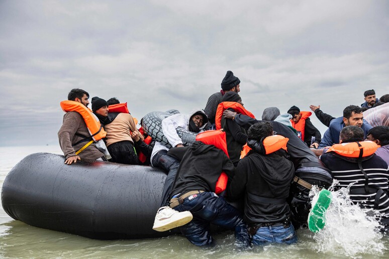 Migrantes sobem em bote inflável para tentar cruzar o Canal da Mancha, entre França e Reino Unido © ANSA/AFP