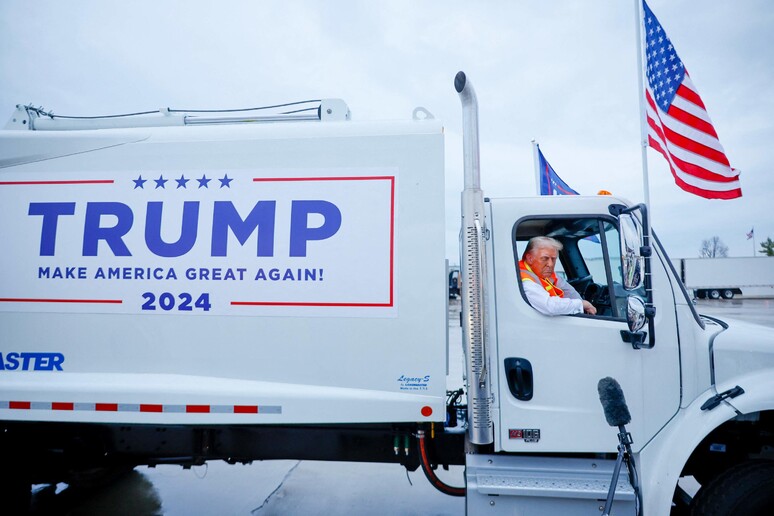 Trump em caminhão de lixo em aeroporto no Wisconsin © ANSA/Getty Images via AFP