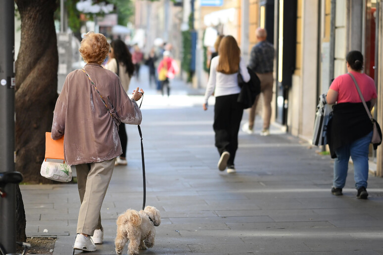 Passanti nel quartiere Prati - RIPRODUZIONE RISERVATA