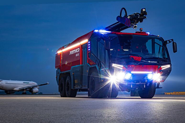 Rosenbauer Panther Electric astronave che spegne gli incendi - RIPRODUZIONE RISERVATA