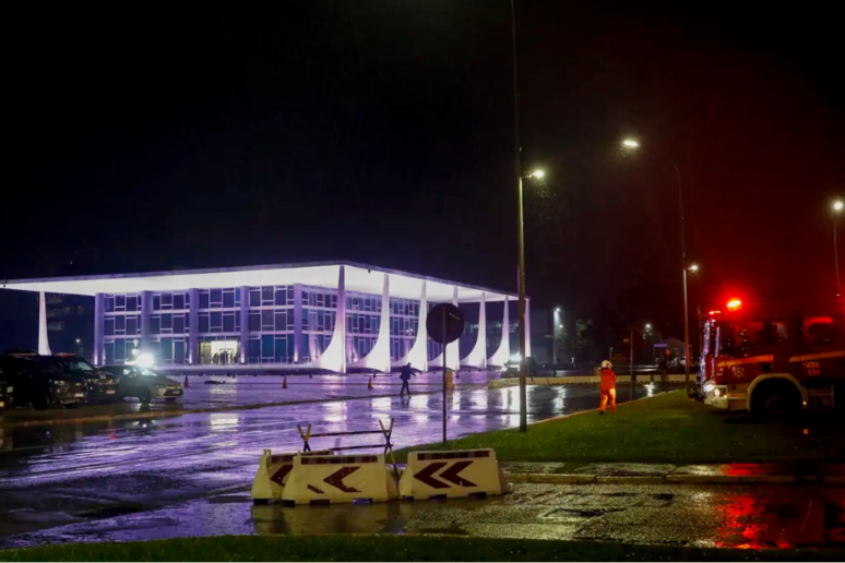 Praça dos Três Poderes foi isolada © ANSA/Bruno Peres/Agência Brasil