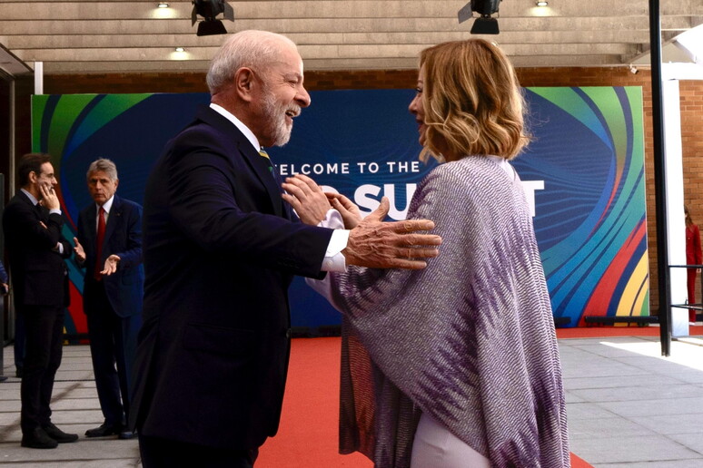 Meloni sendo recepcionada por Lula no primeiro dia do G20 © ANSA/EPA