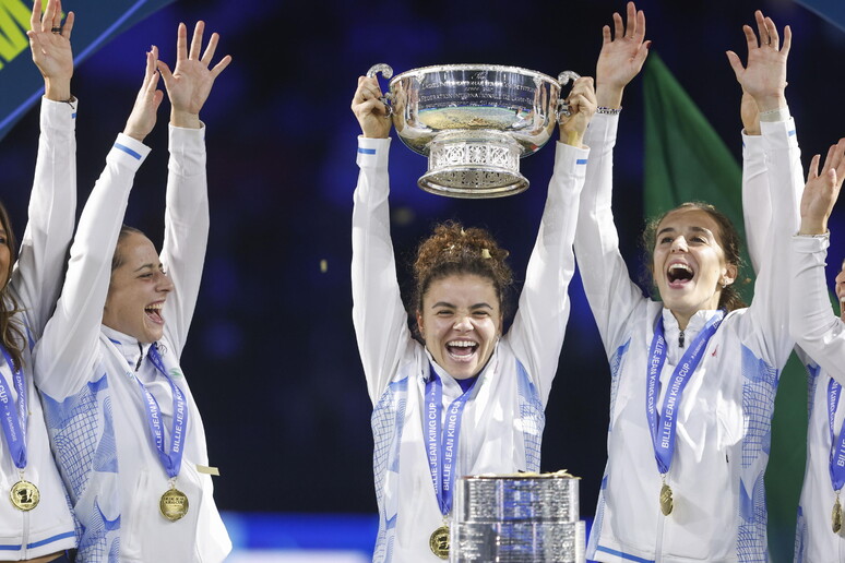 Paolini levanta taça da Copa Billie Jean King, em Málaga, Espanha © ANSA/EPA