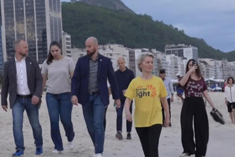 Ursula von der Leyen caminha na praia de Copacabana - TODOS OS DIREITOS RESERVADOS