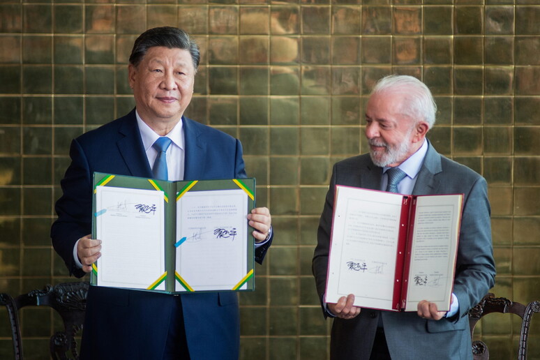 Xi Jinping e Lula durante reunião em Brasília © ANSA/EPA