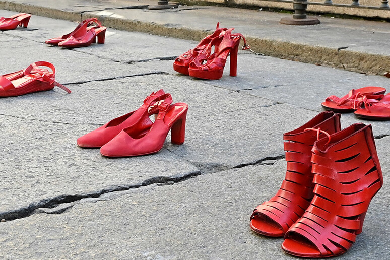 Scarpe rosse contro la violenza sulle donne - RIPRODUZIONE RISERVATA