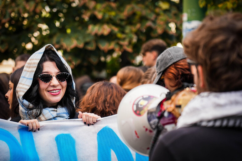 Studenti in corteo (foto d 'archivio) - RIPRODUZIONE RISERVATA