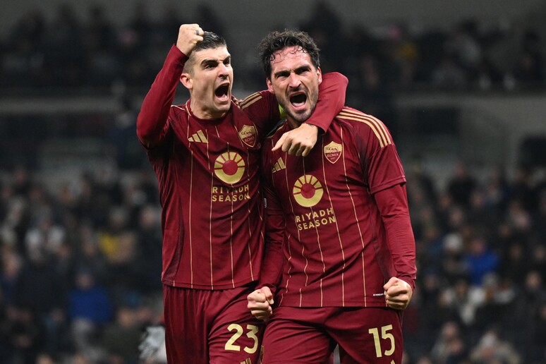 Mats Hummels empatou para a Roma nos acréscimos do segundo tempo em Londres © ANSA/AFP