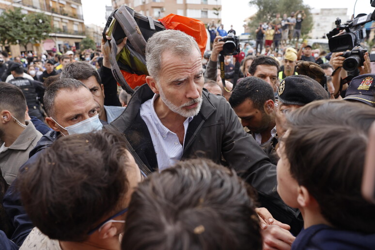 Un momento de la agresión que sufrieron los reyes en Paiporta, Valencia. © ANSA/EPA