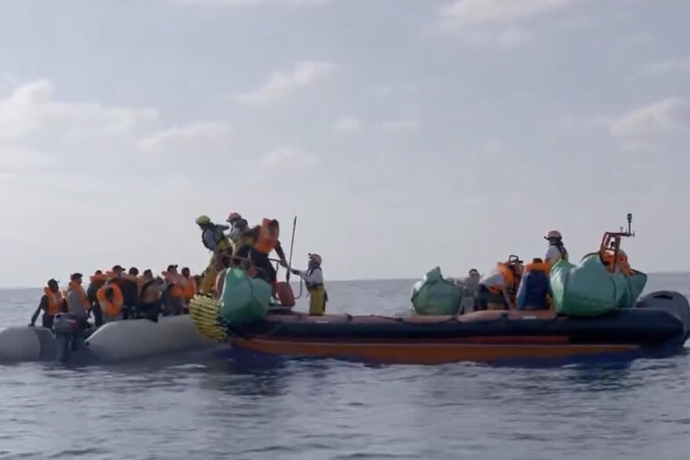 Resgate de bote com migrantes no Mediterrâneo, em foto de arquivo - TODOS OS DIREITOS RESERVADOS